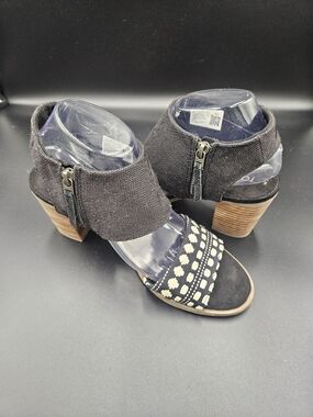 TOMS Black Block Heel Sandals Size 9 Zip Side Open Toe Boho Casual Geometric